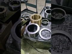 Fabryka sprzedaje dużą liczbę łożysk, w magazynie.